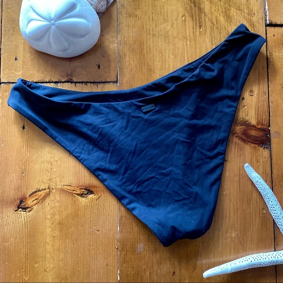 ⚡️SOLD⚡️ Roxy Bikini Set - Picture 7 of 9